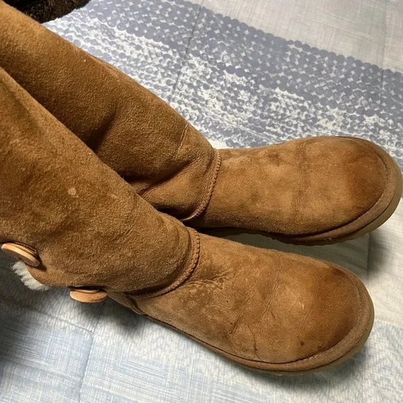 USED** UGG. 7 Bailey Button Triplet II Tall Sheepskin Wool Boots in Chestnut - Picture 4 of 11